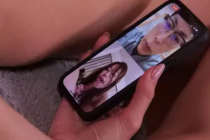 để trả đủa anh xã vụng trộm, cô vợ địt với người khác rồi gọi video cho chồng