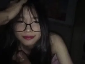 Cô vợ đi ca đêm, lẻn sang trọ để em học sinh kính cận liếm cu
